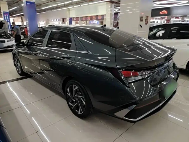Hyundai Elantra — Фото автомобиля 4