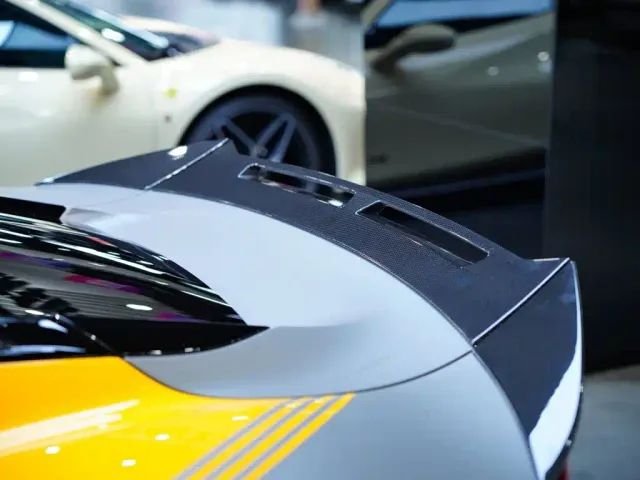 Lotus Emira — Фото автомобиля 11