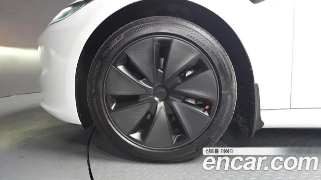 Tesla Model 3 — Фото автомобиля 5