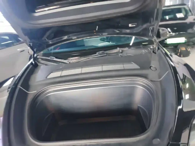 Tesla Model Y — Фото автомобиля 15