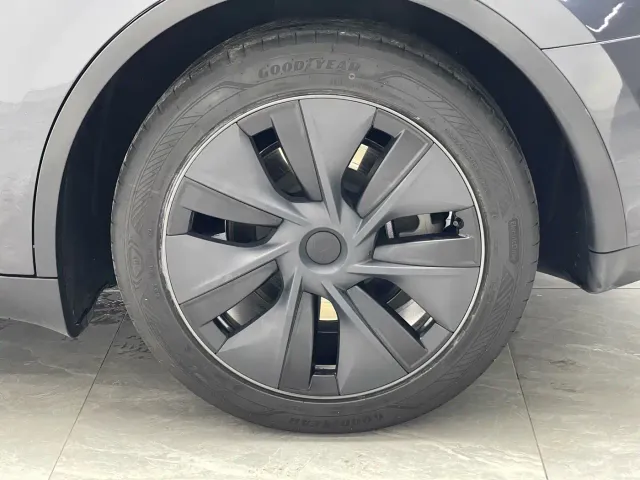 Tesla Model Y — Фото автомобиля 19