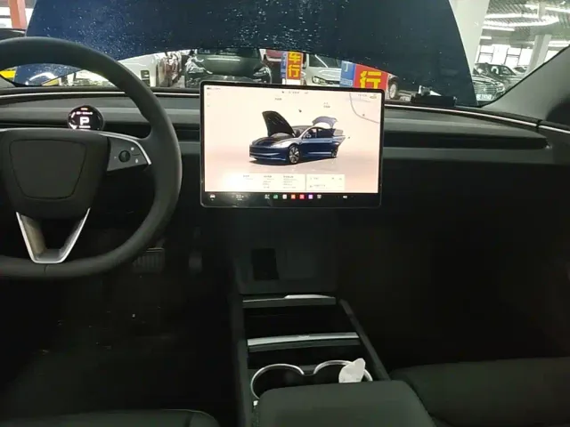 Tesla Model 3 — Фото автомобиля 12