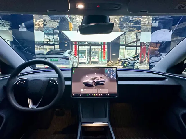 Tesla Model 3 — Фото автомобиля 6