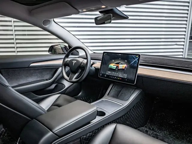 Tesla Model 3 — Фото автомобиля 8
