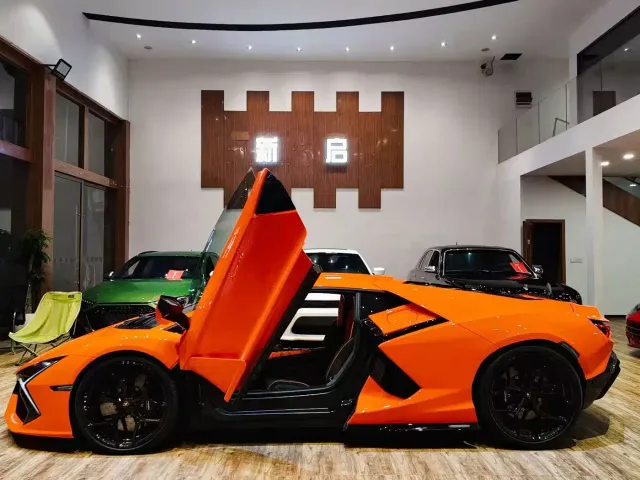 Lamborghini Revuelto — Фото автомобиля 3