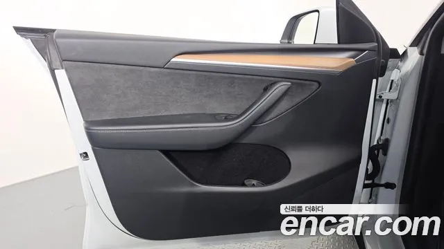 Tesla Model Y — Фото автомобиля 12