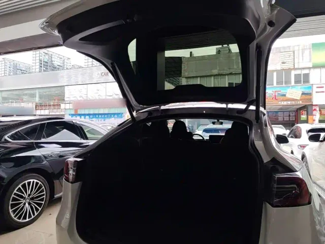 Tesla Model Y — Фото автомобиля 18