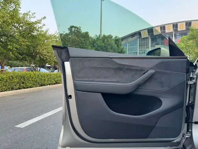 Tesla Model Y L — Фото автомобиля 18