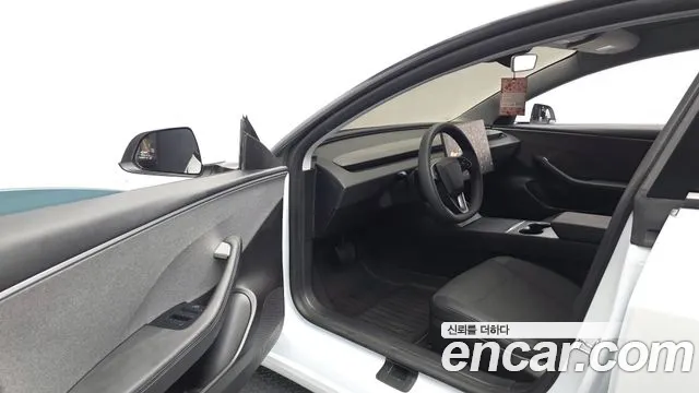 Tesla Model 3 — Фото автомобиля 10