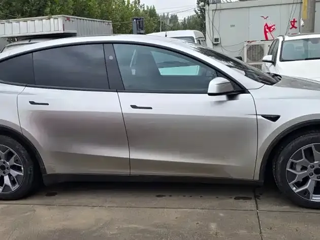 Tesla Model Y L — Фото автомобиля 9