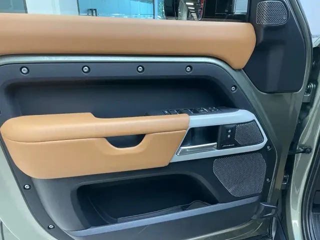 Land Rover Defender — Фото автомобиля 7