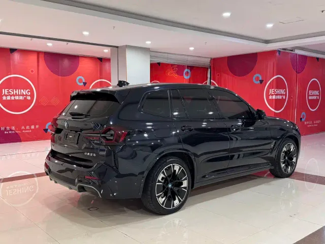 BMW iX3 — Фото автомобиля 9