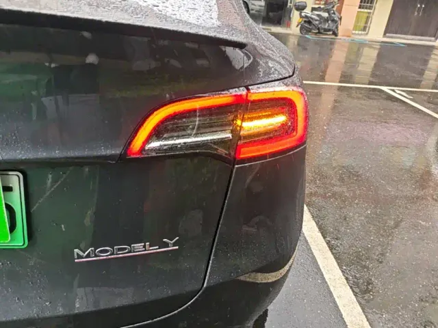 Tesla Model Y — Фото автомобиля 7