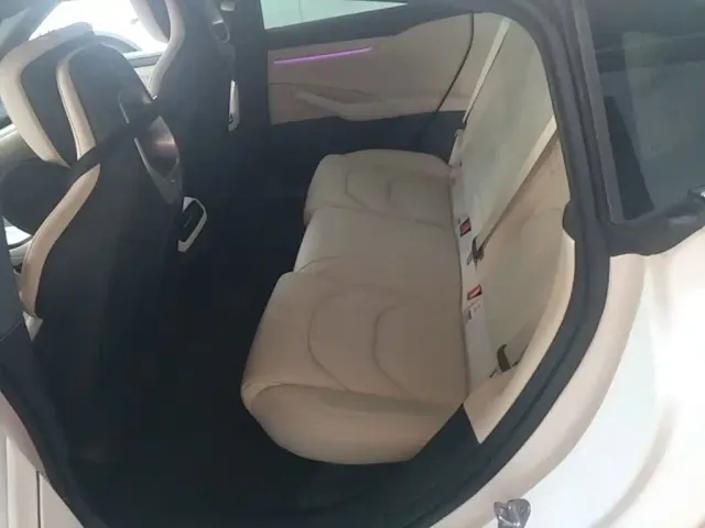 Xiaomi SU7 — Фото автомобиля 16