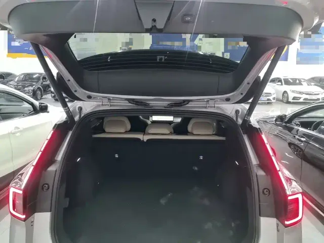 Volvo XC70 Plug-in Hybrid — Фото автомобиля 18