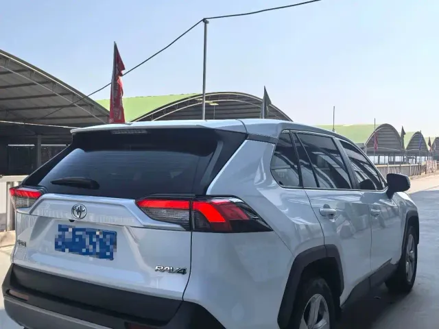 Toyota RAV4 — Фото автомобиля 6
