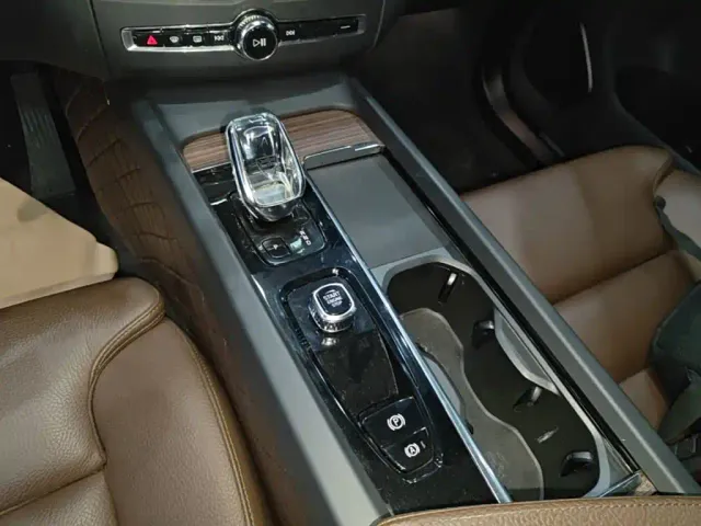 Volvo XC60 — Фото автомобиля 9