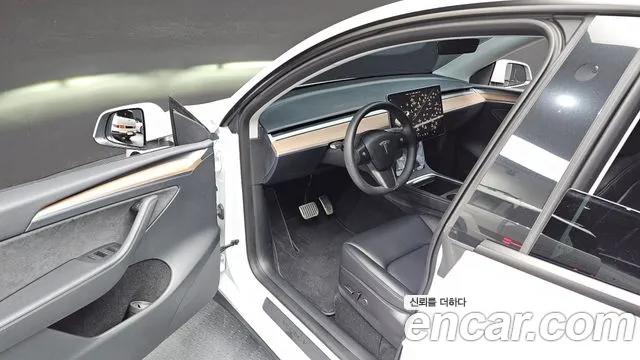 Tesla Model Y — Фото автомобиля 15