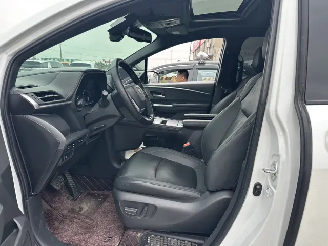 Toyota Sienna — Фото автомобиля 7