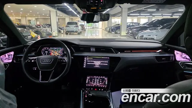 Audi e-tron — Фото автомобиля 8