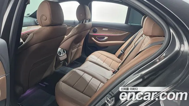 Mercedes-Benz E-Class — Фото автомобиля 18