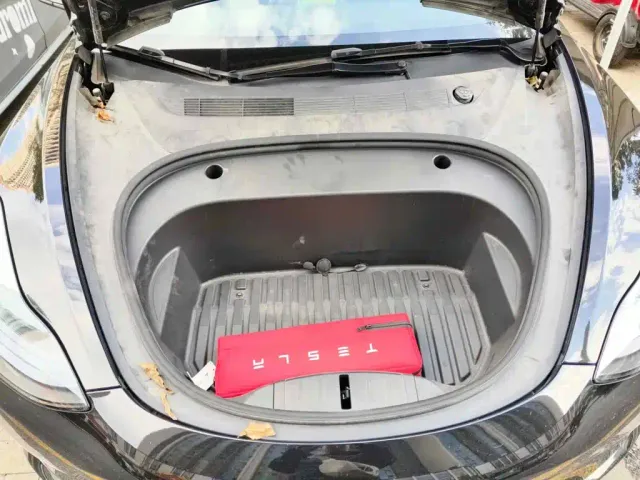 Tesla Model 3 — Фото автомобиля 3