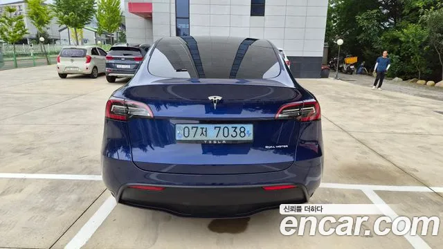 Tesla Model Y — Фото автомобиля 4