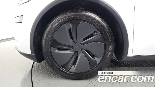 Tesla Model Y — Фото автомобиля 5