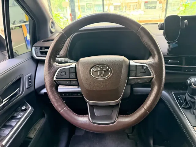Toyota Sienna — Фото автомобиля 14