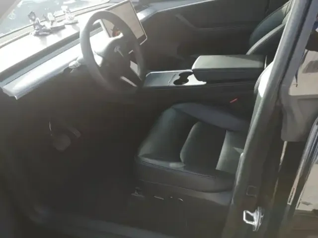 Tesla Model Y — Фото автомобиля 9