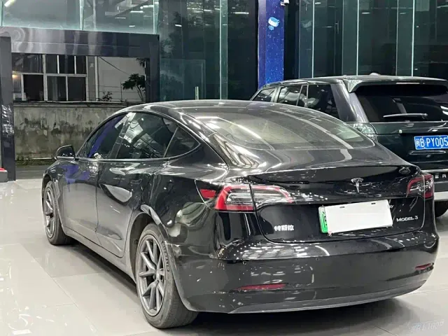 Tesla Model 3 — Фото автомобиля 7