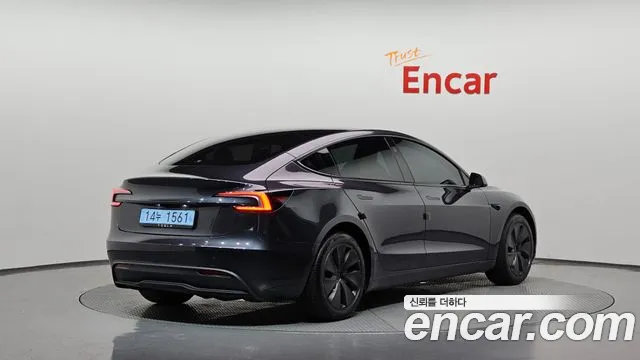 Tesla Model 3 — Фото автомобиля 2