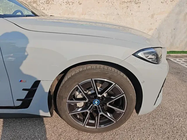 BMW i4 — Фото автомобиля 9