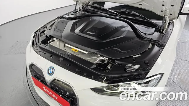 BMW i4 — Фото автомобиля 6