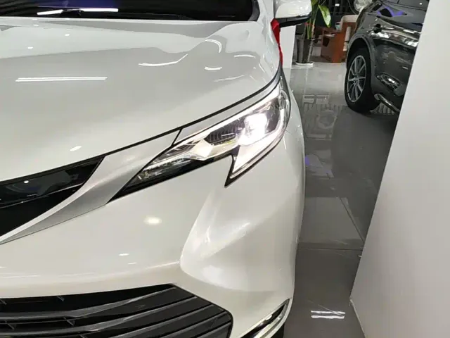 Toyota Sienna — Фото автомобиля 23