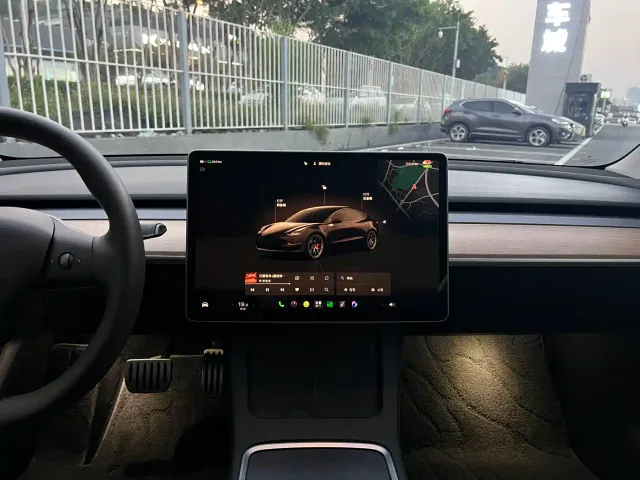 Tesla Model 3 — Фото автомобиля 17