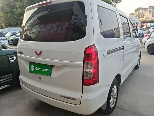 Wuling Hongguang V — Фото автомобиля 6