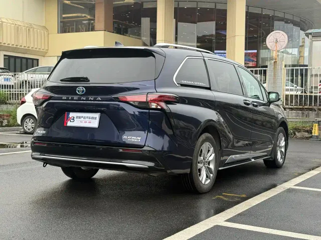 Toyota Sienna — Фото автомобиля 8
