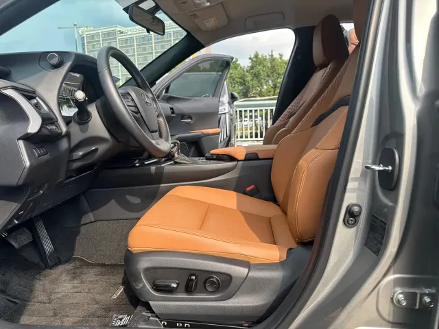 Lexus UX — Фото автомобиля 4