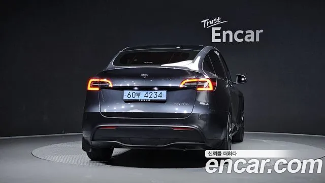 Tesla Model Y — Фото автомобиля 3