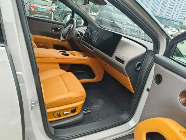 Li Auto i8 — Фото автомобиля 6