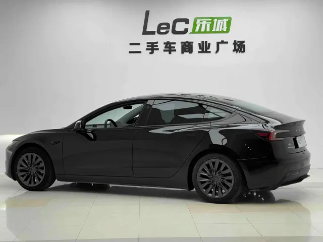 Tesla Model 3 — Фото автомобиля 12