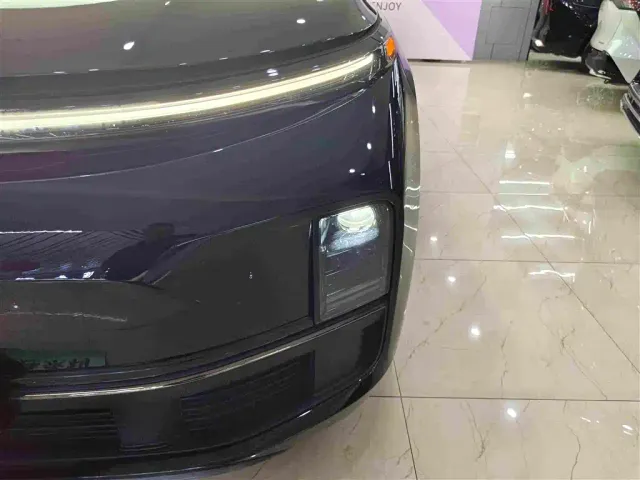 Li Auto L8 — Фото автомобиля 11