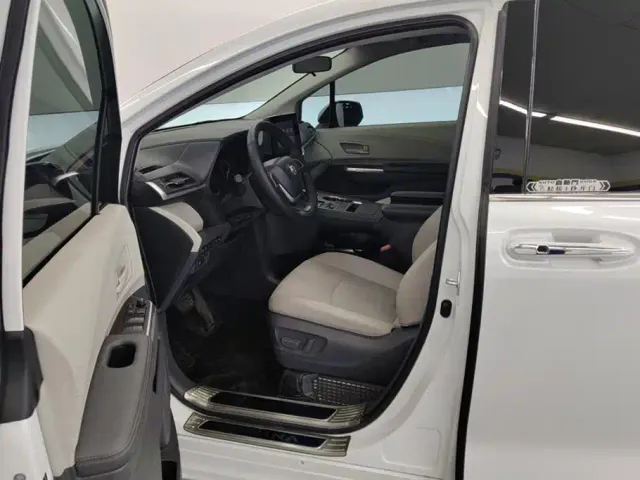 Toyota Sienna — Фото автомобиля 9