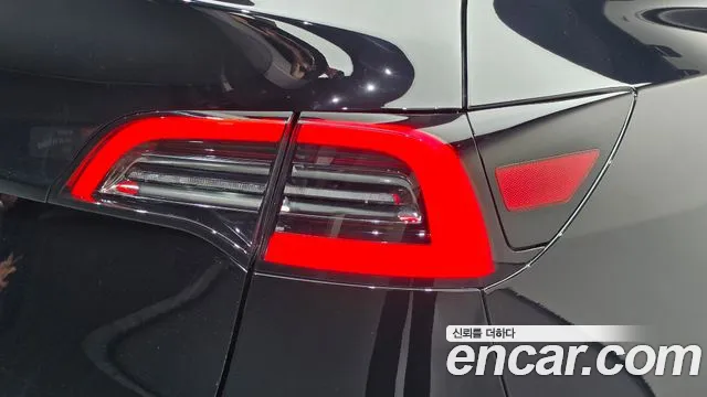 Tesla Model Y — Фото автомобиля 8