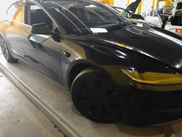 Tesla Model 3 — Фото автомобиля 2