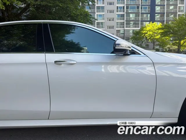 Mercedes-Benz E-Class — Фото автомобиля 2