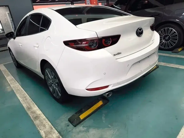 Mazda Axela — Фото автомобиля 6