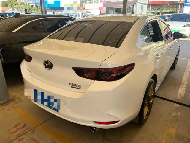 Mazda Axela — Фото автомобиля 9