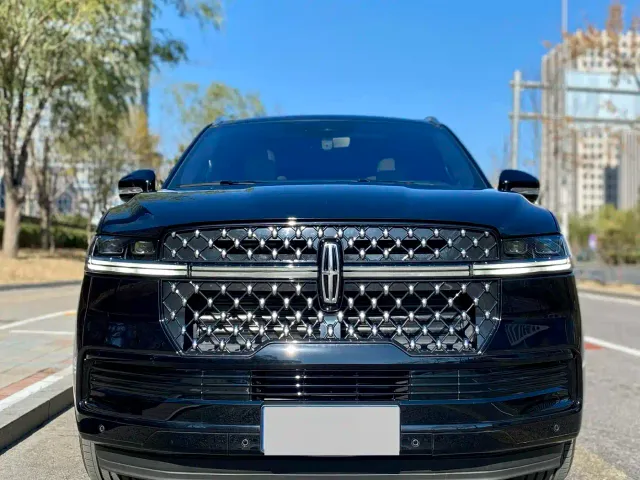 Lincoln Navigator — Фото автомобиля 2